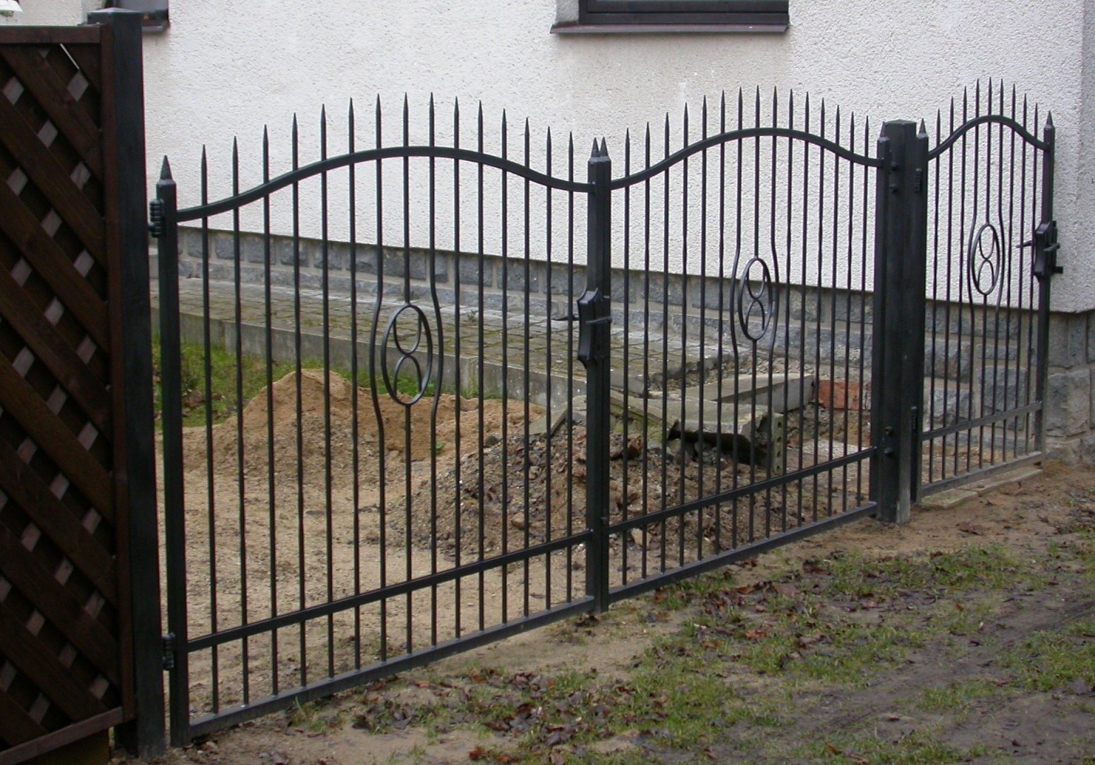 kovaná brána a bránka